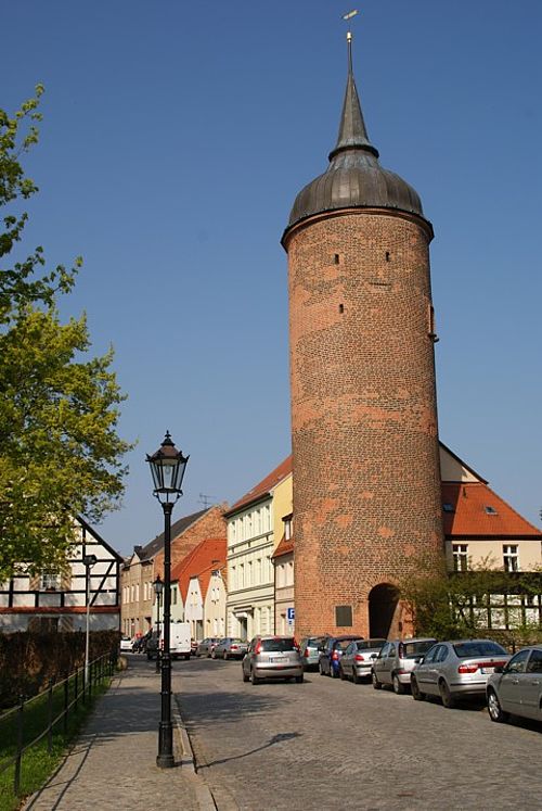 Pflasterstraße, die am Roten Turm vorbei in die Altstadt von Luckau führt