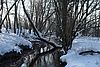 Der Fluss Stobber mit Uferbewuchs und Schnee im Winter im Gebiet Rotes Luch.