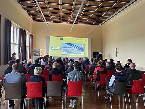 Ein Saal mit Teilnehmenden der Veranstaltung