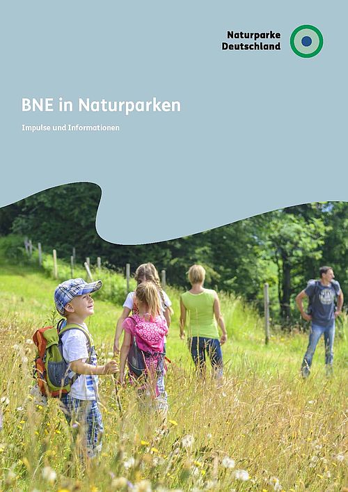 Unter dem Titel zeigt ein Foto Kinder auf einer Wiese.