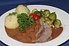 Braten mit Rosenkohl (Foto: Frank Mertens)