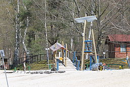 Strand mit Spielgeräten in Bad Erna