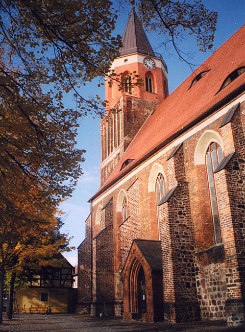 ein Kirchturm und ein Teil des Kirchenschiffes