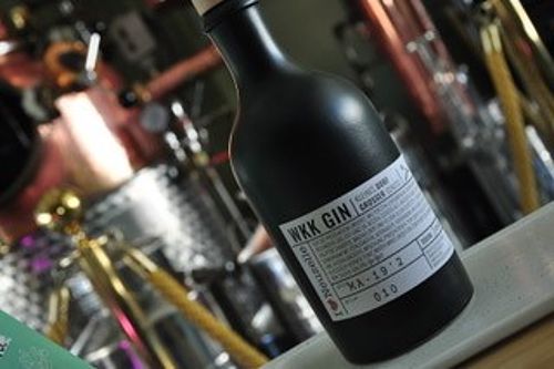 Der hauseigene Gin kommt stilvoll in schwarzer Flasche mit schlichtem, weißem Etikett daher.
