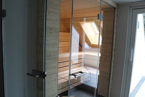 Eine neue Sauna mit Dachfenster.