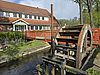 Blick auf das Naturgut Köllnitz. Das Restaurant, "Hofküche" genannt, ist über eine hölzerne Brücke erreichbar.
