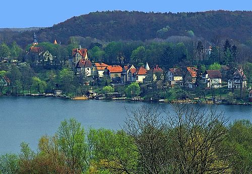 Blick über den See mit Siedlung am anderen Ufer