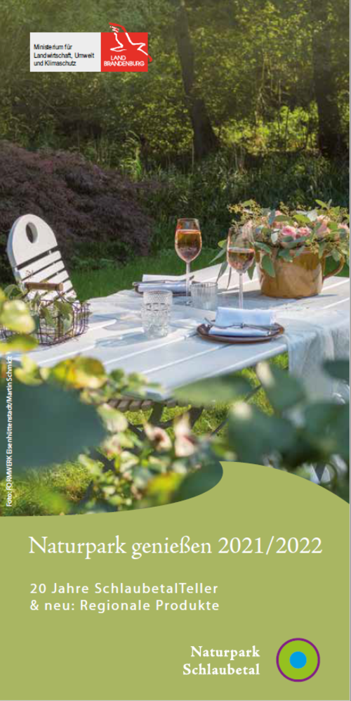 Das Titelbild der Broschüre "Naturpark genießen 2021/2022" zeigt einen gedeckten Tisch im Grünen.