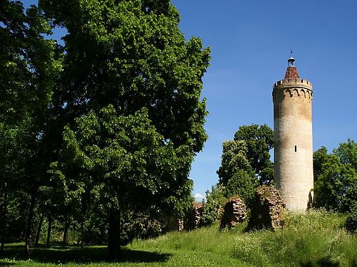 Ein alter Wehrturm, umgeben von den Resten dicker Mauern aus Feldsteinen