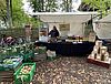 Verkaufsstand mit Apfelsaft und anderen regionalen Produkten
