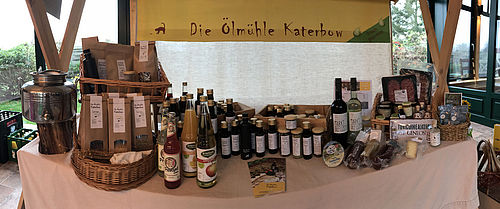 Hofladen der Ölmühle Katerbow, auf einem Trisch sind unterschiedlichste Produkte, hauptsächlich Öle präsentiert