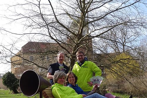 Freuen sich über die neuen Attraktionen im Burgpark: das Team vom BUND-Besucherzentrum Burg Lenzen